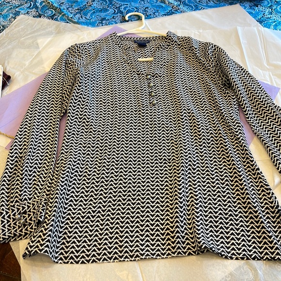 Doncaster silk top in size 2. Made with 100% silk. Black and white pattern . - Picture 1 of 6